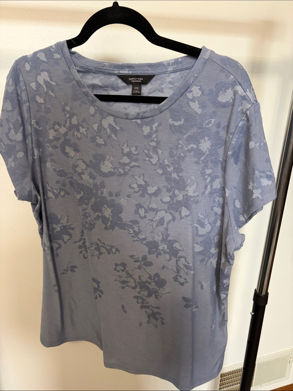 Simply Vera wang periwinkle light blue abstract Floral Short Sleeve Top